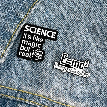 Text alb-negru știința este ca o magie, dar foarte real /E=MC2 energia cafea email pin romantic insigna punk haine de rever